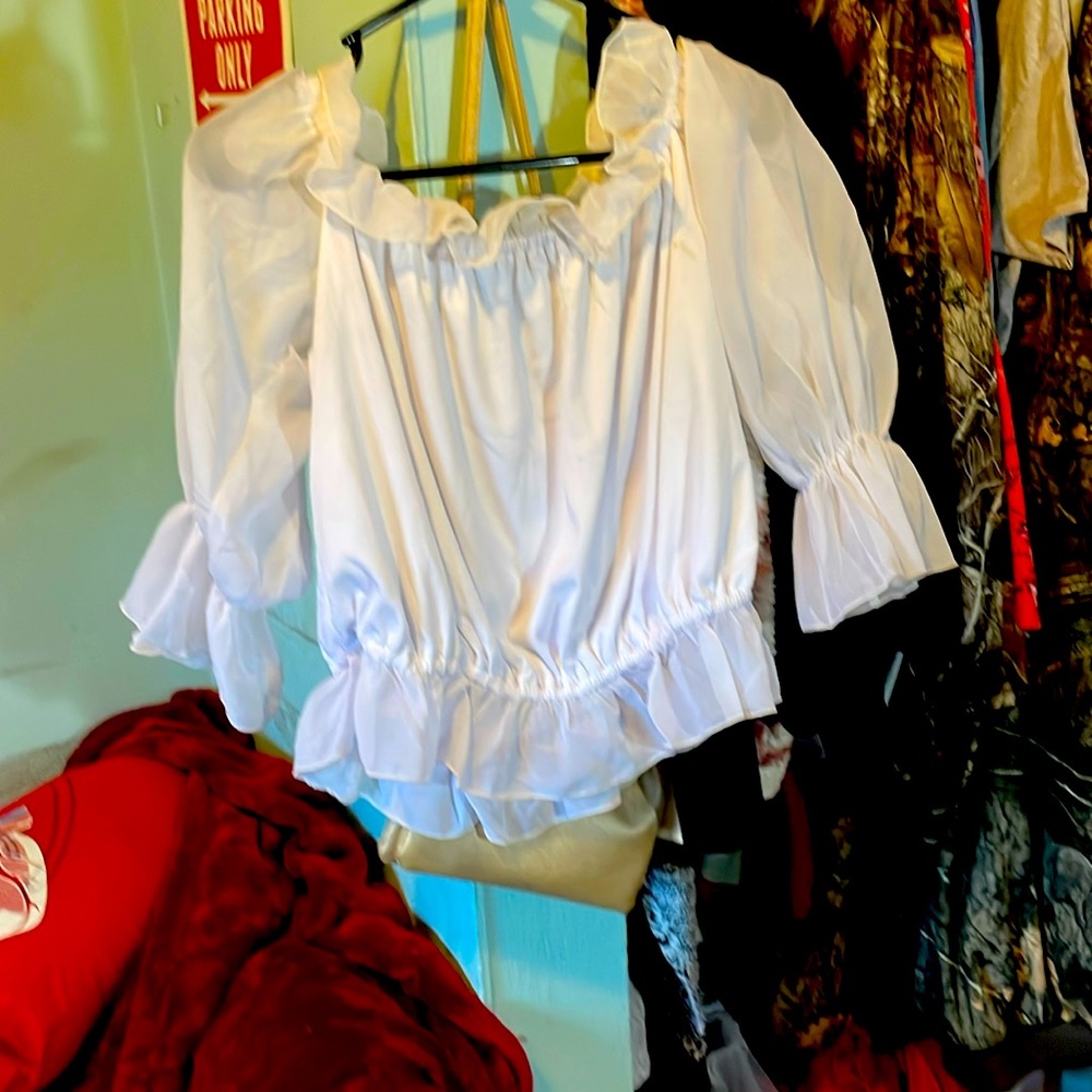White crop top with fluff sleeves